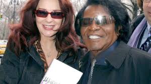 Photo : James Brown en compagnie de sa femme Adrienne et de leurs filles  lors des Grammy Awards, le 27 février 1992.