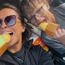 What are some good snacks or lunches for rural mail carriers to pack and  eat while delivering?