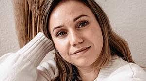 Elisabeth Ragusa erhält jeden Monat 1200 Euro, einfach so: Ein  Grundeinkommen verändert ihr Leben