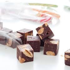 Le Fudge Est Une Confiserie Anglaise Rapide Et Facile A Realiser Ces Petites Bouchees Sont Tendres Et Fondantes Et P Fudge Au Chocolat Fudge Chocolate Bonbon