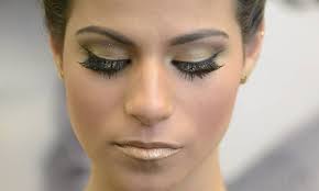 Cílios postiços e detalhes em dourado são opções para maquiagem olímpica