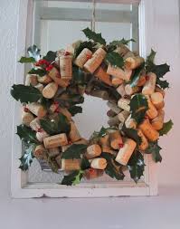 Couronne De Noel Faite En Bouchon Et Feuille De Houx Couronne Noel Deco Noel Deco Noel Exterieur