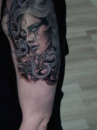 Finishing up this cool Medusa piece with some flowers and shading. Really  brings the tattoo together 🤙🏼