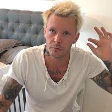 He is a director and actor, known for jockiboi & hans vänner show (2012), spökjakt (2019) and wicca (2014). Joakim Lundell Photos 13 Of 22 Last Fm