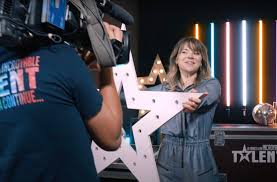 Squeezie, HugoDécrypte, Juju Fitcats... Assiste-t-on à une hybridation de  YouTube et de la télévision ?