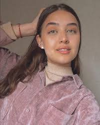 Wanda Mora's Instagram, Twitter & Facebook