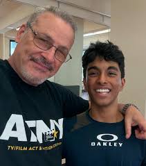 ATNY's Fred Bronson, Billboard, American Music Awards, enjoys some time  with some special Idol guests in Hawaii! Yes, we're jealous.  #ActorsTechniqueNY