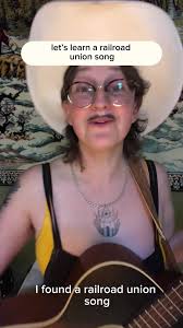 there are aliens now, let’s learn a union song 👽 🫡 #uniontok #folksong  #musichistory #queercountry #strike