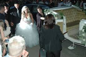 Was haltet ihr von der öffentlichen hochzeit? Gulcan Kamps Brautkleid