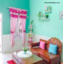 Ruangan yang mungil membuat sofa yang ada di ruangan memiliki jumlah hanya satu saja. Inspirasi Ruang Tamu Dengan Furniture Kayu Jati Terkesan Alami Dan Homey Homeshabby Com Design Home Plans Home Decorating And Interior Design