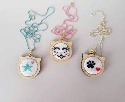 Mini Embroidery Hoops Cat Shaped Pendant Colgantes Mini Bastidores Bordados Forma Gato De Studiostard Stitch Jewelry Cross Stitch Necklace Tiny Cross Stitch