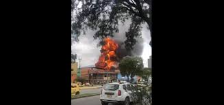 Después de la explosión y el incendio ocurridos la mañana de este jueves en el sur de bogotá, los bomberos pidieron a los ciudadanos alejarse del punto. Arxrqdw95wwklm