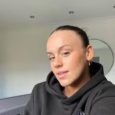 Ellie Brooke's Instagram, Twitter & Facebook