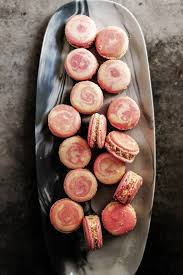 Rhubarb Crumble Macarons With Custard Buttercream And Roasted Rhubard Curd Cake Recepten