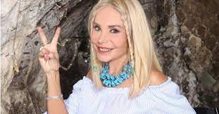 Dopo un esordio come signorina buonasera per la rai, ha avuto successo come conduttrice televisiva per alcune trasmissioni di rai 1 degli anni settanta e ottanta. Maria Giovanna Elmi E Gli 80 Anni Mio Marito Gabriele Massarutto Ha La Stessa Eta Corriere It