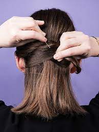 Sie ist einfach und schnell nach zu stylen, ideal für heiße tage und kann mit entsprechendem accessoire nach lust und laune stilistisch angepasst werden! Schnelle Frisuren Schone Einfache Frisuren Stylight