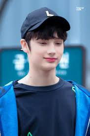 Gambar tampan pria keren berkacamata gelap wattpad. Bule Ganteng Hueningkai Aktor Korea Korea Selatan