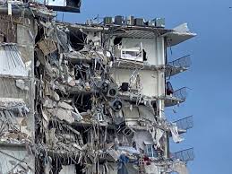 Un gran edificio de al menos 12 plantas se ha derrumbado parcialmente a las dos de la madrugada de este jueves en miami (las 8.00. Vr2h5s7mzw 0em
