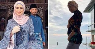 Bekas personaliti televisyen, azrinaz mazhar hakim, 39, dan suaminya, fairos khan abdul hamid, 43, memilih palestin, sebagai destinasi azrinaz yang juga penulis kolum di berita harian, mengahwini fairos khan yang dikenalinya sejak 20 tahun lalu, dengan sekali lafaz 1 mei lalu. Tetiba Umum Sedang Hamil Enam Bulan Rupanya Ramai Belum Kenal Siapa Suami Azrinaz Siakap Keli Press