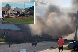 A pilot issued a distress signal around 11:10 am sunday, and the aircraft went down moments. Us Navy Training Plane Crashes Into House In Alabama Killing Two On Board As Horror Footage