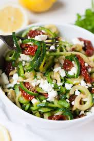 Low Carb Zucchini Spaghetti Mit Getrockneten Tomaten Und Feta Rezept Rezepte Zucchini Spaghetti Rezept Rezepte Mit Feta
