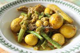 Telur ayam menjadi pilihan banyak konsumen untuk memenuhi kebutuhan protein di saat harga daging tidak terjangkau. Rendang Kacang Panjang Dengan Isi Perut Ayam Nismilan Azie Kitchen