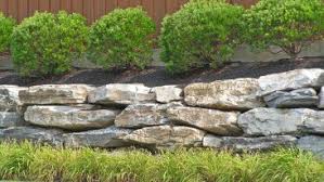 Wenn sie eine natursteinmauer mit mauersteinen und mörtel errichten wollen, können sie dies ganz leicht in nur zwei tagen tun. Gartenmauer Bauen Vom Fundament Bis Zur Fertigen Mauer Heimhelden