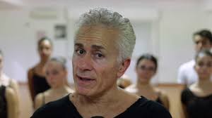 Inizia a muovere i primi passi nel mondo della danza all'età di 14 anni, assieme a tre dei suoi fratelli, presso la scuola di ballo del teatro dell'opera di roma diretta da attilia radice. Syhbjzkko16r3m