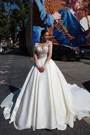 Um insgesamt schlanker und straffer auszusehen, gibt es shapewear, die fast deinen ganzen körper modelliert. Voll Im Trend Body Und Rock Kleider Hochzeit Braut Brautmode