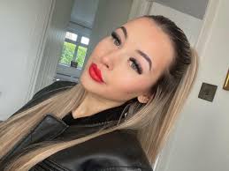 I'm a mobile lash and brow tech, I come to you with a lash bed to bring the  salon to the comfort of your own home 💓I specialise in extensions and brow