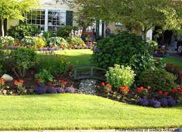 On the other hand, if you have a large front yard in a colder environment, you may want to go for a lush flower garden that'll come into bloom in the spring. Front Yard Landscaping Landscaping Yards Privacy Landscaping Yard Landscaping Simple Front Yard Landscaping Simple Privacy Landscaping