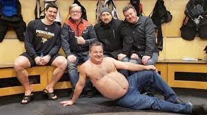 Nathan mackinnon a fait la rencontre du personnage bubbles de l'ancienne série satirique canadienne, mardi à denver, et a publié la photo sur instagram. The Night Sidney Crosby Played Host To The Trailer Park Boys