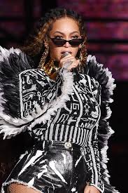 Beyonce debuts new dark hair, rocks marine serre fashion beyonce is going dark! Beyonce Just Showed Off The Coolest Two Toned Hairstyle Beauty Crew