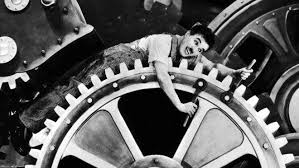 O filme tem uma ótima crítica sobre o capitalismo, a nova sociedade e etc.2. E Preciso Transformar Os Carlitos