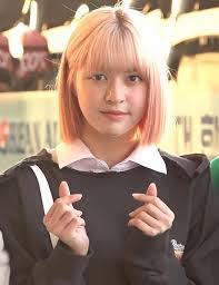 Lily Morrow's Instagram, Twitter & Facebook