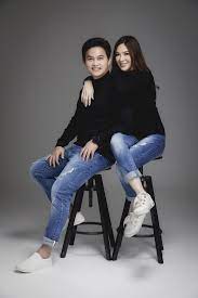 Prewedding Portrait In Studio Family Portrait Outfits Couple Studio Photoshoot Ideas Prenuptial Photoshoot