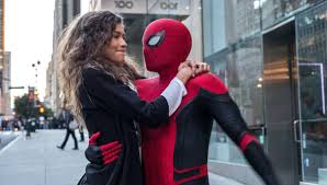 Fotoğrafta iki maskeyle gözüken tom holland, set hakkında başka bir detaya yer vermedi. Spider Man 3 Titles Tweeted By Tom Holland Jacob Batalon Zendaya