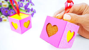 При поздравлении именинника важно не только внимание. Kak Sdelat Luchshij Podarok Na Den Rozhdeniya Svoimi Rukami Podarochnaya Korobka Iz Bumagi Youtube