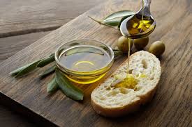 Non devi fare altro che mettere le olive nel torchio (elettrico o manuale), azionalo, raccogli la pasta di olive frantumata e attendi. Acquistare Olio Online Il Delivery Dell Extravergine Gambero Rosso