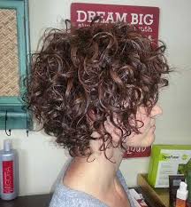 9 Frisur Fur Kurzes Krauses Haar Kurze Lockige Frisuren Haarschnitt Ideen Lockige Kurze Frisuren
