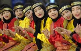 Pada beberapa tarian, terutama tari kelompok, para penari membentuk posisi tertentu dalam tarian. Gerakan Tarian Saman Adalah Taman Ilmu