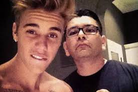 Prestravljen je: Bieber plivao s morskim psima na Bahamima