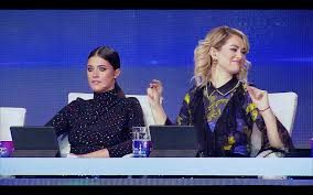 Încă din prima ediție a emisiunii, pe 31 martie, de la ora 20.00, la antena 1, challengerii, tineri muzicieni talentați și dornici să se afirme, vor încerca să ocupe un loc ocupat de cei patru artiști selectați deja de membrii juriului, astfel că niciunul. M Am Uitat La The Four Cei 4 Ca SÄƒ VÄƒd Cum Se InÈ›eleg Macanache Cheloo È™i Carla S Dreams