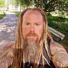 We're a married couple from Sweden and USA, Axel Thorslund Music is from  Sweden and Betty Danger is from Minnesota! 🇸🇪🇺🇲 For a long time we had  to do a very long