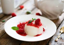 Try this easy recipe for creamy panna cotta served with a simple raspberry sauce. Panna Cotta Ai Lamponi Uno Chef Per Gaia