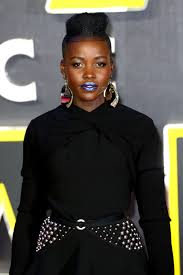 The force awakens is set to break records when it hits theaters on friday, but one of the lead actresses didn't even know what movie she was. Lupita Nyong O Wears A Metallic Blue Lip Beauty Statement At The Star Wars London Premiere Vogue