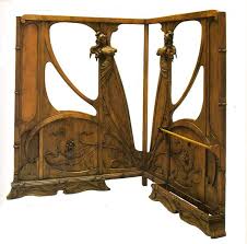 Le style art nouveau s'est exprimé dans l'architecture mais aussi dans les autres forme artistiques tels que le mobilier, la verrerie. Arredamento Mobili Art Deco Art Nouveau Arredamento
