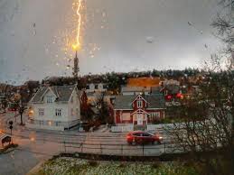 Og hvis man er et sted uden livreddere, så skal man gøre det samme«, siger han. Lyn Og Torden Helgelands Blad