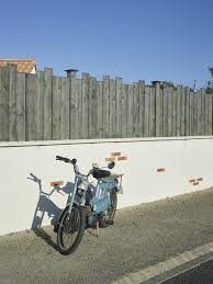 Les inserts, en acier pour l'inertie, sont scellés dans le béton pour une clôture composite au sol ou chimiquement pour des panneaux sur muret de jardin. Epingle Sur Nos Panneaux Bois