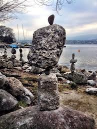 jeden sonntag stapelt ein mann am zurichsee steine aufeinander zurich schweiz impressionen